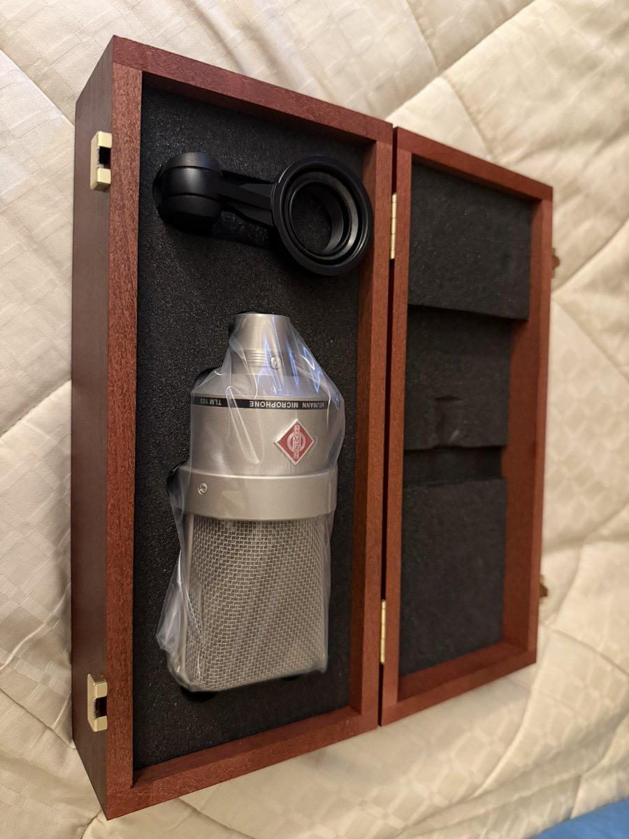 New mic alert! I’m going all in this year on my VO! I’ll be selling my old Rode NT1 (only a year old) so if any mutuals are interested, dm me!