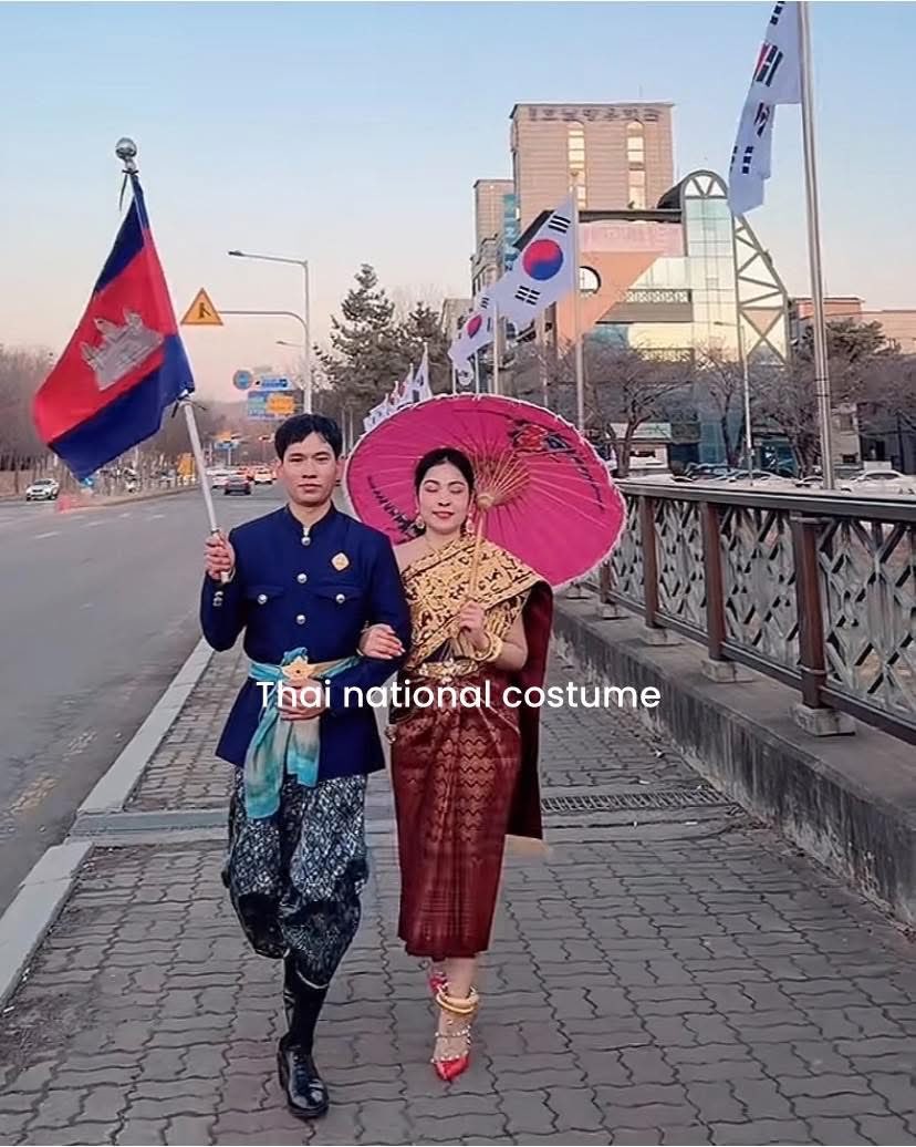 ต้องถือธง กลัวคนรู้ว่าใส่ชุดของประเทศอื่น ดูอุบาทว์ มั่วไปหมด #ChudThai