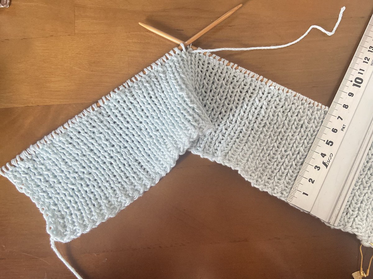 ri_ramuka's tweet photo. 袖なしのサマーセーター編むことにしました🧶
18玉あると思い込んでいたけど、勘違いで16玉でした🥹
1玉で7cm…あと15玉じゃ、たぶん足りない…
あと4玉くらい追加で欲しいな… https://t.co/EjdlEVJJ9r