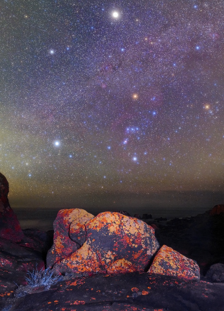 Beautiful winter sky by Fins Eirexas.  His use of UV light  creates a unique effect, inducing fluorescence on the lichens and local mineralization...

Galicia, Spain