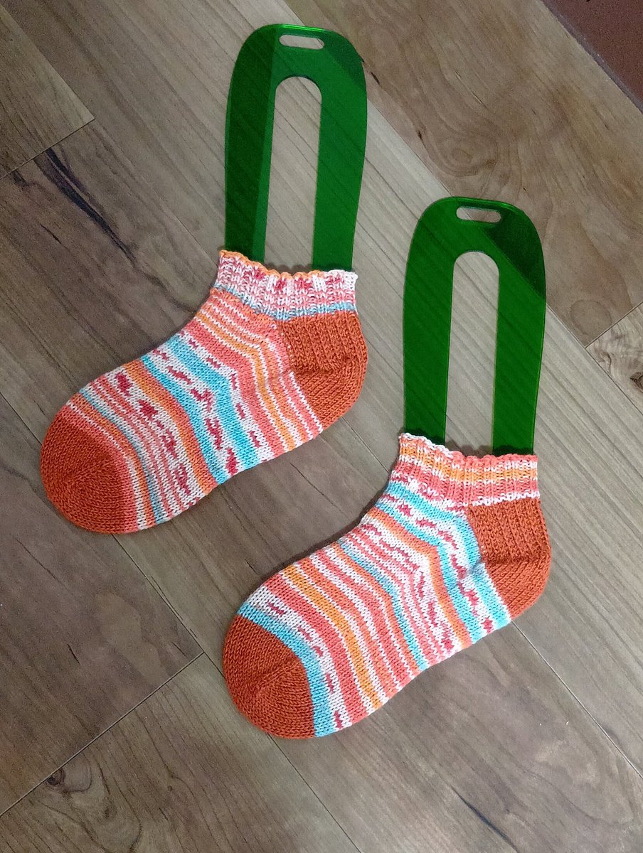 musashimam's tweet photo. 完成です。
ちょっと、また仕事😄
自分のものは編めないな〜
#オパール毛糸
#KnitSocks https://t.co/QDaddymsK6
