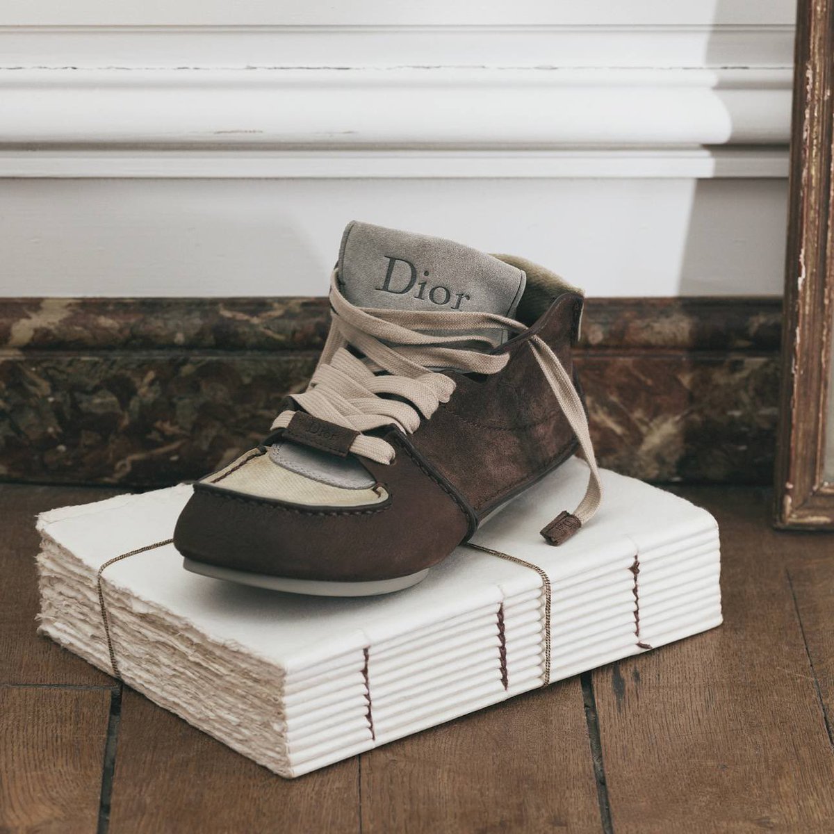 ビルケンシュトックの高級ラグジュアリーラインから神の一足出てる。

Diorのシューズデザインも手掛けたティボー・デニス氏を迎えたコレクションは、

履き心地はビルケン、ルックスはハイブラな仕上がりになってる。

ちなみに俺も買った。