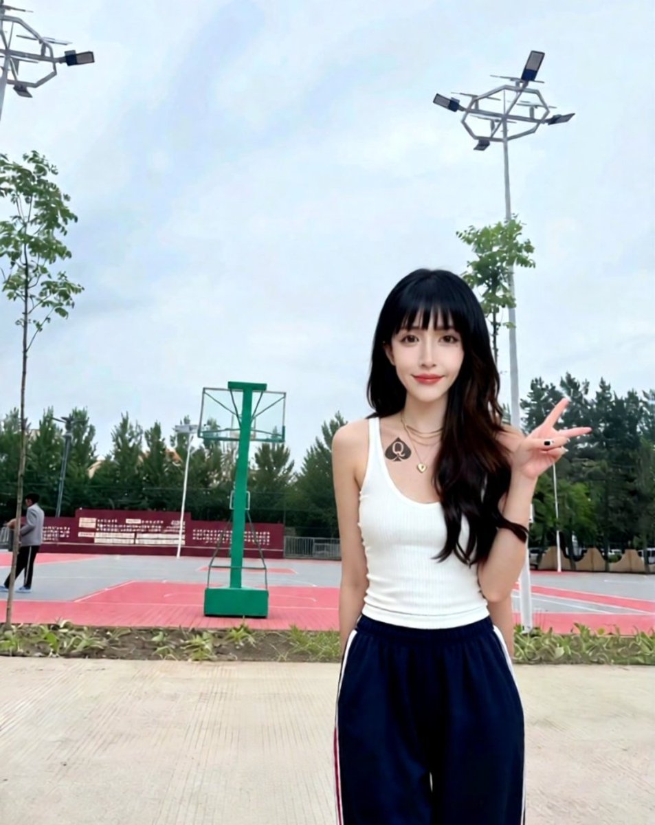 她可能是一个致力于中非友好的女大学生，感谢她为中国带来了矿产和石油