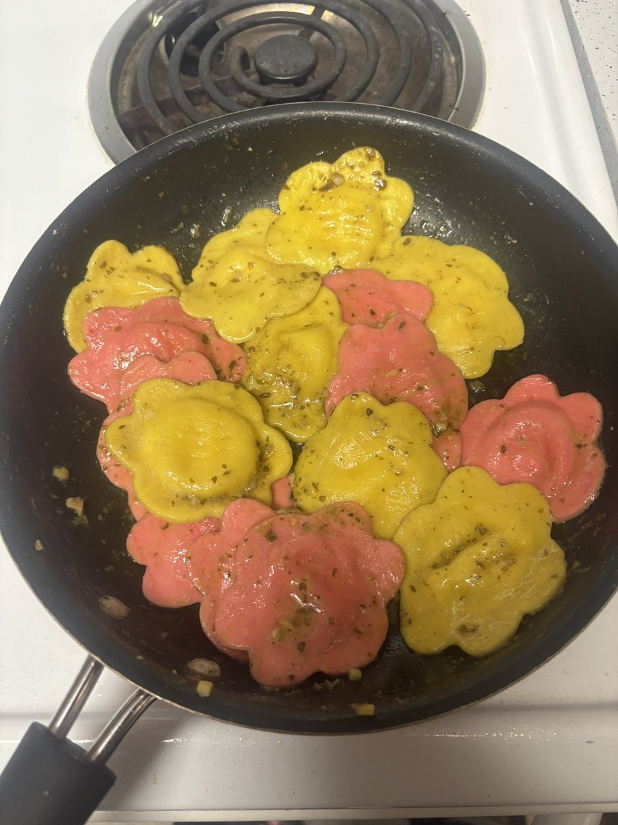 dirteater985's tweet image. I didn’t take a picture when it was plated cause I was #hungry but. Pink and yellow ravioli with green pesto sauce… friendpins dinner…