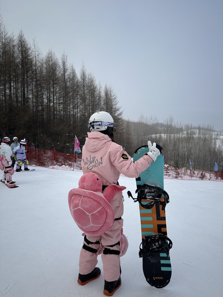 My snowboard has better style than me and I’m okay with that😭⛷