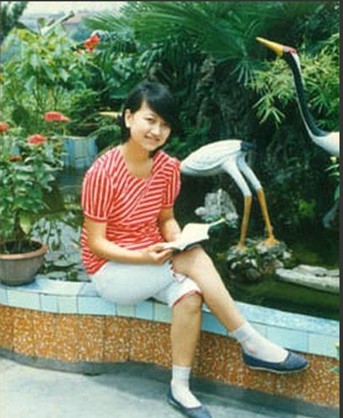 当代不应忘却的勇士(一百四十一)
夏之蕾是1989年六四天安门事件（也称八九民运）中一位已知的遇难者，她当时22岁，是南方某大学的学生。
1989年6月4日凌晨，广场上的学生开始撤离，她跟随同学们一起从天安门广场向外走。行至北京东单（长安街附近）时，她突然踉跄倒地，对身边的同学说：