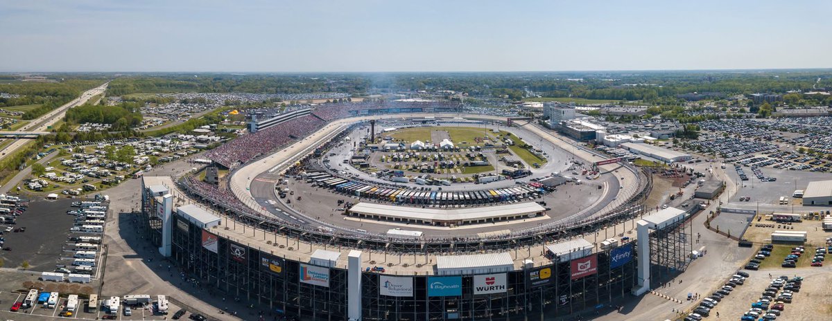 RaceDay_Report's tweet image. Percentage wise, Dover is definitely one of the tracks that has had the greatest amount of seats removed. It’s pretty wild at this point. 

2006 on the left vs. 2024’s race
