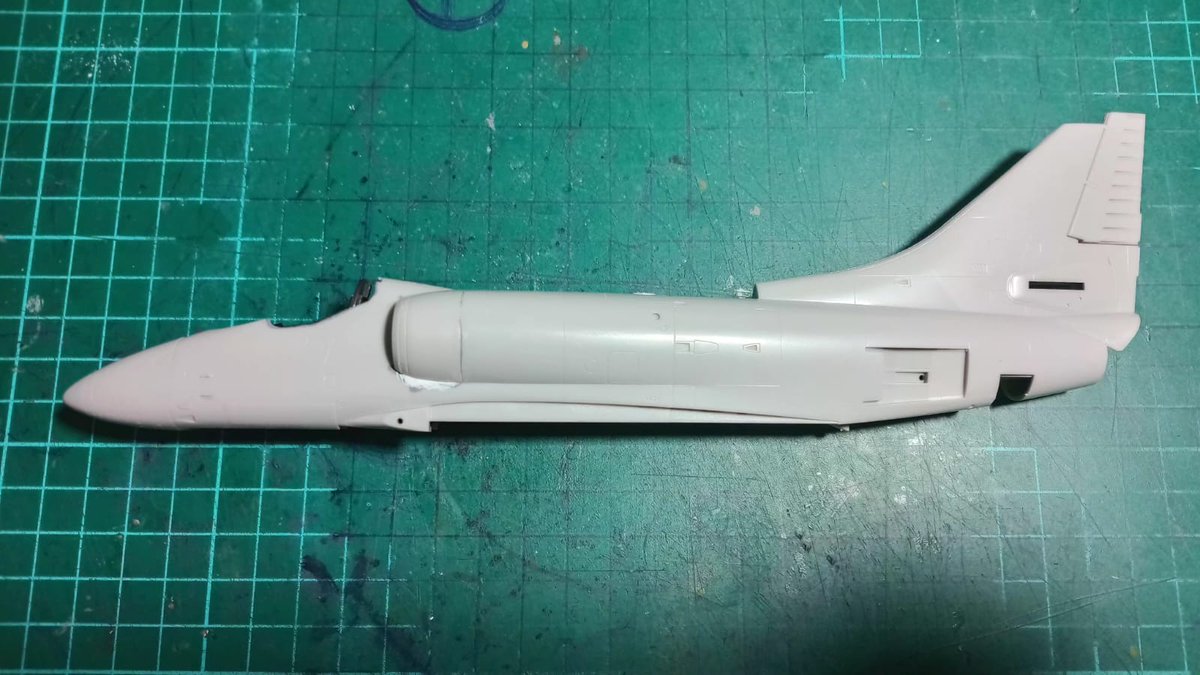 gonzaconti_18's tweet photo. I finally managed to close the fuselage, it turned out pretty well all things considered... now the fun begins with the putty and finishing the wings to assemble everything.
#A4 #Skyhawk #C204 #Hasegawa #Malvinas #FuerzaAereaArgentina https://t.co/sPUBEOAfde