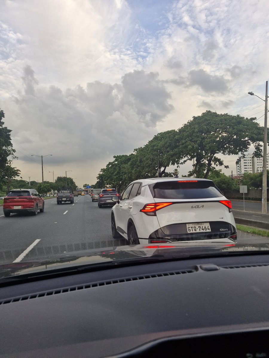 Porqué  las autoridades de tránsito <a href="/ATM_Transito/">ATM TRÁNSITO</a> <a href="/CTEcuador/">Comisión de Tránsito 🇪🇨</a>  no controlan el ingreso a la urbanización <a href="/PuertoAzulec/">PuertoAzul.ec</a>  <a href="/InfoViaLaCosta/">Info Via a La Costa 🔍</a>  todos los días,  causan obstrucción de la vía pública, no permitiendo el paso fluido hacia la vía interna de servicio #riesgocarretera