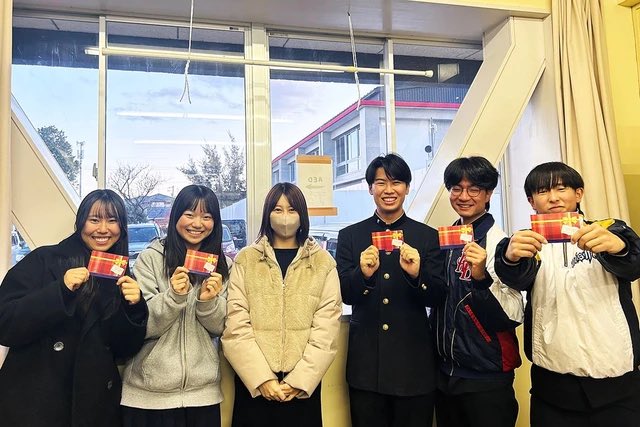 zenryoku_mama's tweet photo. 木村慧 さんが倒れたのは
愛知県内の無人駅ホーム。

妊娠26週、めまいで
意識を失い線路へ転落。

次の電車まで、わずか5分――。

偶然居合わせたのは、
愛知県立西尾高校の生徒5人。
野球部の男子3人、
ソフトボール部の女子2人。

1人が迷わず線路に降りて体を支え、
残る4人がホームから必死に引き上げる。

無事、電車到着前に救出成功。
母子ともに無事だった。

だが、救助後は互いの名前も
聞��ぬまま別れる。

退院後、木村さんは
3校に問い合わせを続けた。
そして西尾高校から連絡が入る。

再会の日。
直接「ありがとう」を伝え
図書カードを手渡すと、
生徒たちは照れくさそうに笑ったという。

さらに約束した。
「赤ちゃんが生まれたら、また会おう」

5人の勇気と
感謝を伝えたいという行動。

あの日の5分間が、
ひとつの命と、未来を守った。