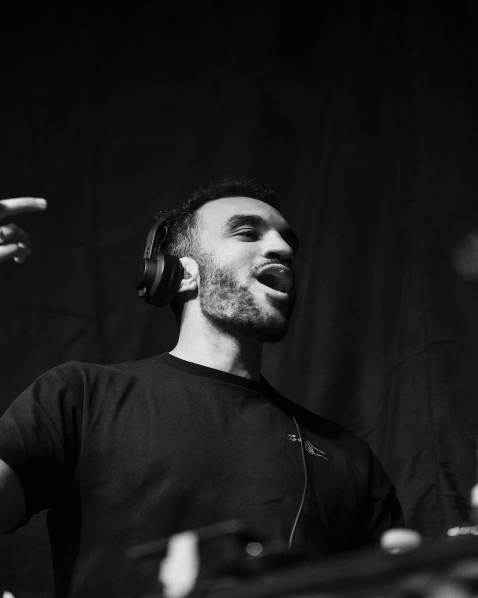 Star.One tweet media