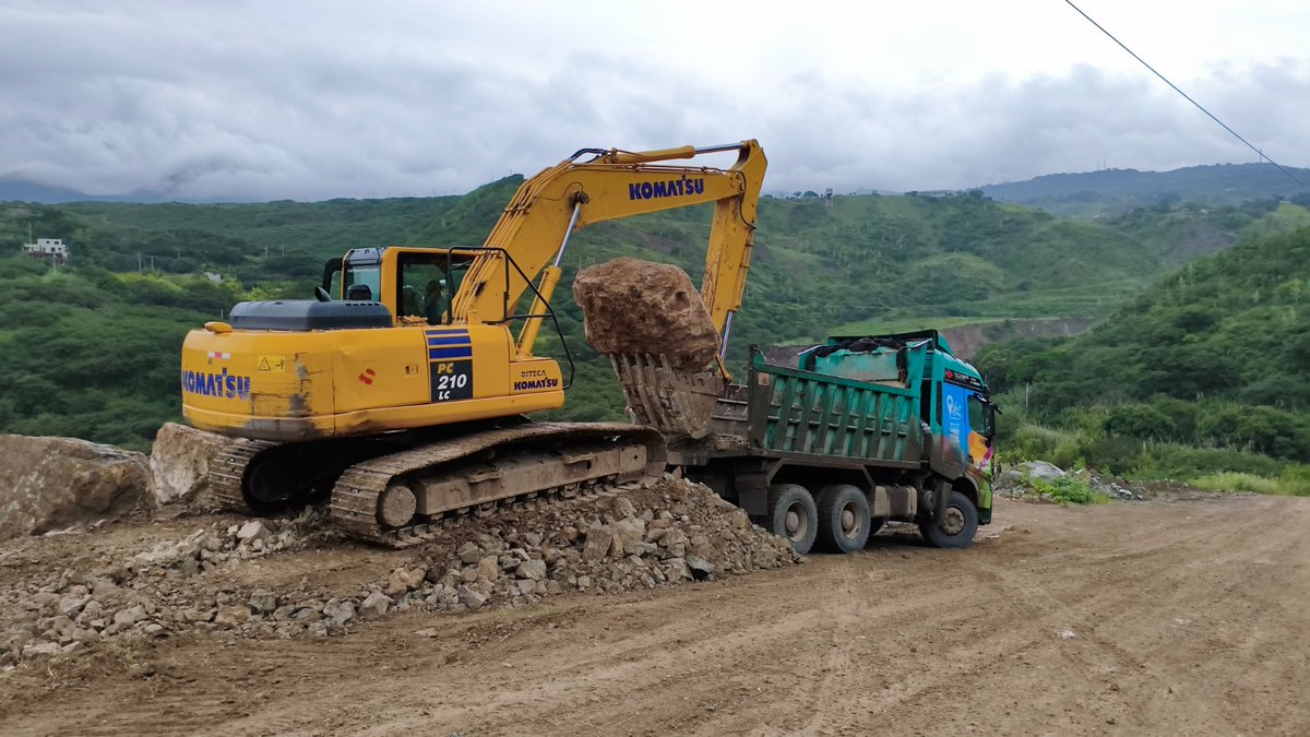 AzuayPrefectura's tweet image. Estamos activos 24/7 👷‍♂️👍

📍En Sulupali - #SantaIsabel seguimos trabajando para proteger el estribo del puente sobre el río Rircay.

👷‍♂️ Trasladamos piedra de escollera conformar un muro de protección, garantizando así la estabilidad de la estructura. 🚧