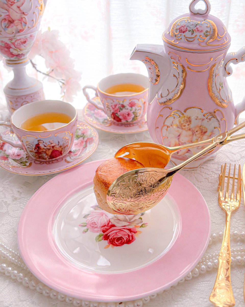 日本の片隅で手作り食器を作る、
名もない食器屋です。

マリーアントワネットみたいな食器を作りました。