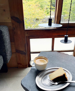 おすすめ観光スポットの写真もチェック👀
1枚目：秋吉台国定公園
2枚目：元乃隅神社
3枚目：道の駅センザキッチン
4枚目：Tre（トゥレ）