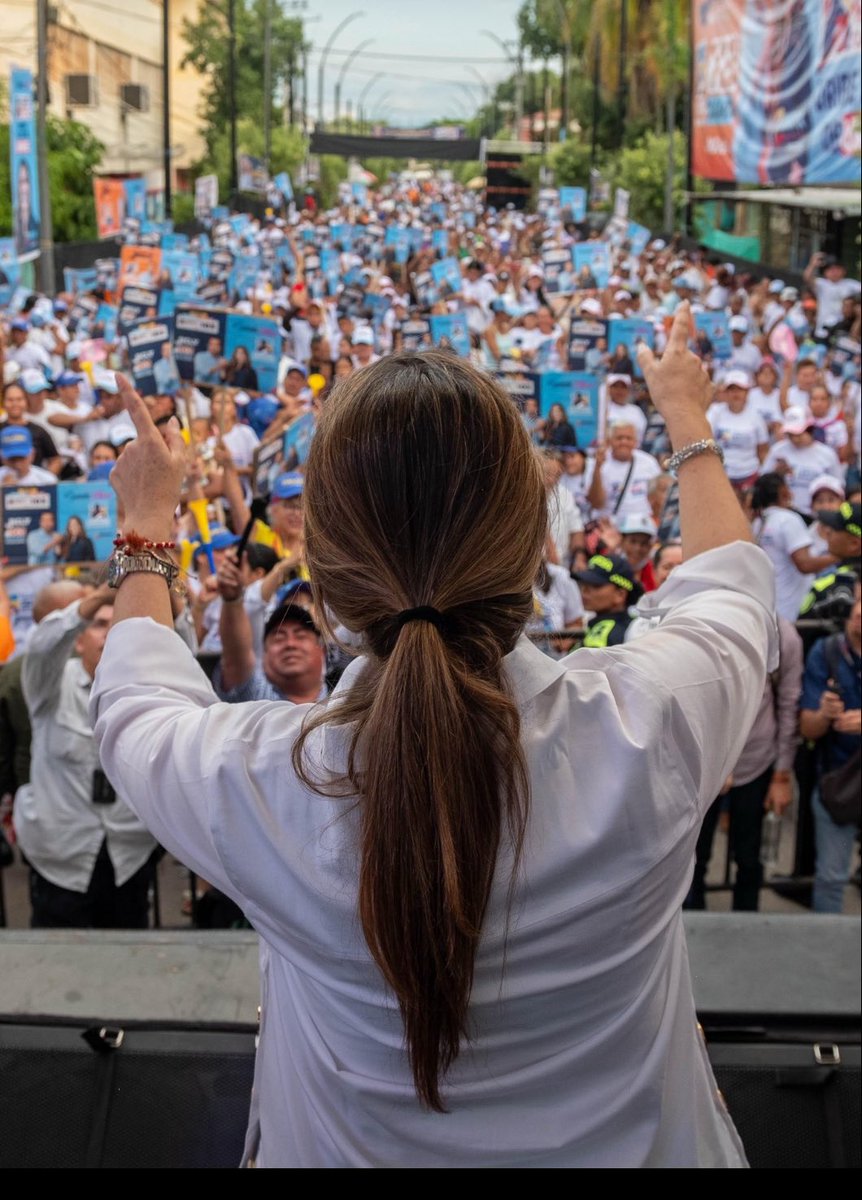 🚨 #ATENCIÓN: Paloma Valencia lidera la Gran Consulta por Colombia con el 41,6% de intención de voto, según la encuesta Invamer #20. Supera a figuras como Vicky Dávila (12,2%) y Miguel Uribe (10,4%) de cara a las elecciones 2026. 🗳️ #Elecciones2026 #ColombiaOpina #Noticias