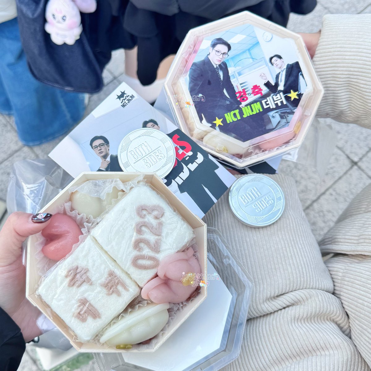 เข้าอัดเอมคาวันนี้!!
เจโน่แจมินหล่อมากกกกกก ใส่สูททั้งคู่เลย 😭
ให้ต้อกรูปกระต่ายกับน้องหมาด้วย น่ารักมั่กๆๆๆๆ ขอบคุณค้าบ 🫶🏻