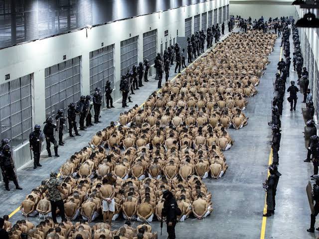 ¿Es "fácil" la seguridad en El Salvador solo por ser un país pequeño? 🇸🇻

La seguridad depende del control institucional, no de la cinta métrica.

Muchos dicen que en México u Honduras es imposible aplicar el modelo de El Salvador porque "son países muy grandes". 

Pero, ¿y si el