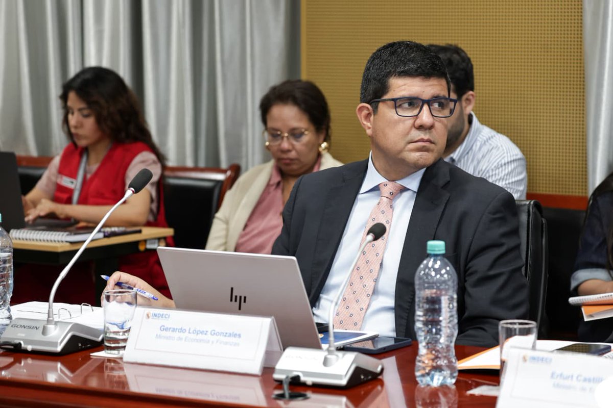 pcmperu's tweet photo. El Gobierno responde con coordinación, recursos y acción concreta para proteger vidas y atender a las familias damnificadas de manera inmediata.

#PCM #GabineteMiralles #AtenciónAEmergencias https://t.co/fFPoHkr4f1