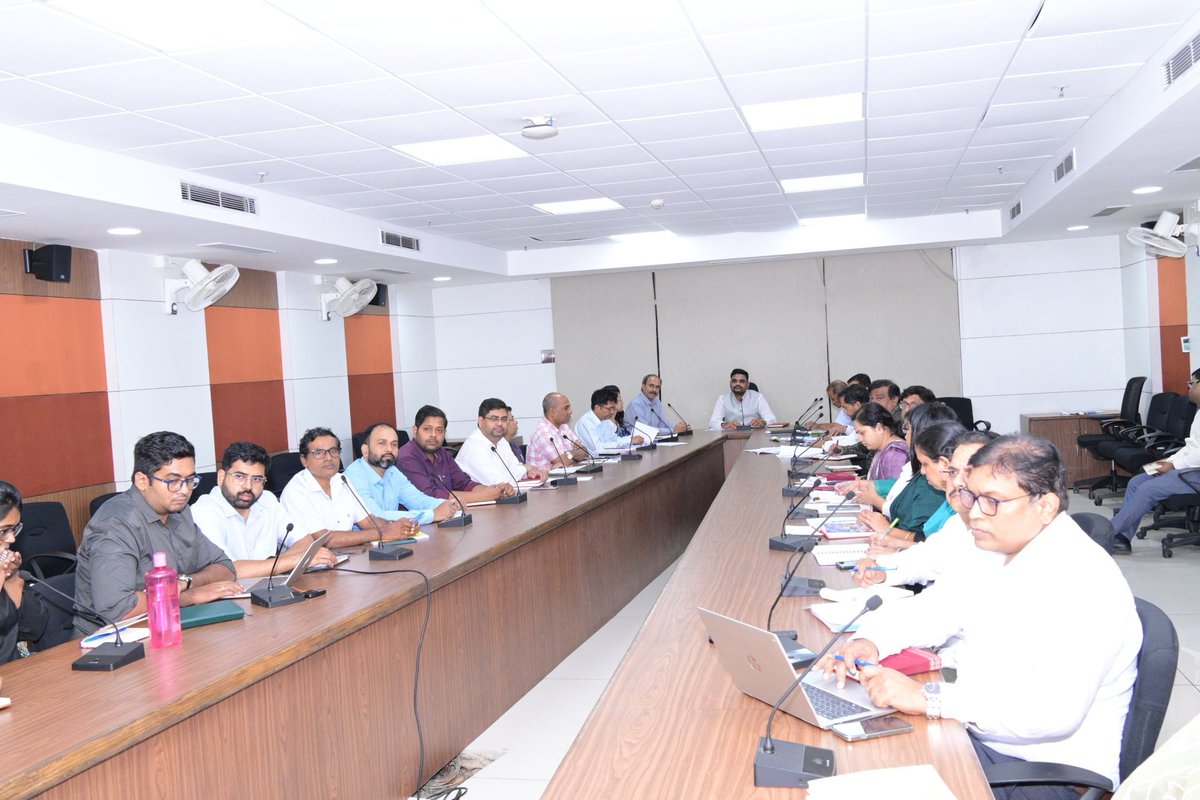 InvestInOdisha's tweet photo. Hon’ble Minister Shri @SampadSwainBJP (Industries and @SDTEOdisha) reviewed progress of HLCA &amp; SLSWCA projects at Kharavela Bhawan with ACS and senior officials of Industries Dept., @idco_odisha &amp; IPICOL.
#InvestInOdisha #InvestInFuture #SamrudhOdisha https://t.co/Lnv3ttNEJU