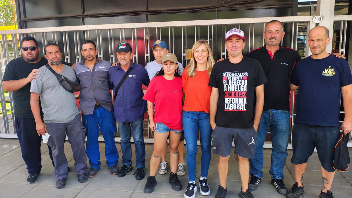 GeorgalosLucha's tweet photo. Hoy realizamos una importante choriceada para sostener nuestro fondo de lucha y nos visitaron los compañeros de Fate y de Lustramax que vienen en la pelea por sus puestos de trabajo y la diputada nacional Myriam Bregman.
Agradecemos a todos los compañeros por quedarse y colaborar https://t.co/WTxNBnHRB0