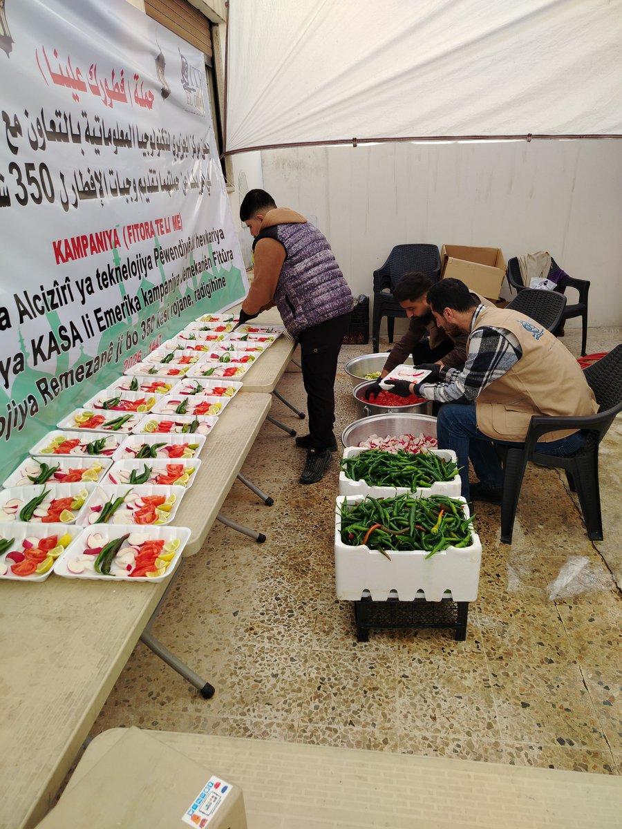 KASAKURDAN's tweet photo. Îro disa li ser 3 dibistana nezike 436  kesên koçber ra xwarina germ hat belavkirin, gel partnera me ya li Rojava’yê El-Ciziri https://t.co/xcOSJRDOOM