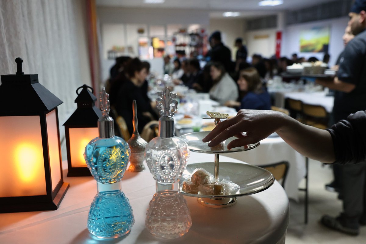 universitemDEU's tweet photo. 🌙 Rektörümüz, Öğrencilerimizle İkinci İftar Buluşmasını Bergama MYO’da Gerçekleştirdi

Rektörümüz Prof. Dr. Bayram Yılmaz, Ramazan ayı kapsamında öğrencilerimizle sürdürdüğü iftar buluşmalarının ikincisinde, Dokuz Eylül Üniversitesi Bergama Meslek Yüksekokulu öğrencilerimizle bir araya geldi.

🍽️ Bergama Meslek Yüksekokulumuzda düzenlenen programa; üniversitemiz üst yönetimi, yüksekokulumuzun akademik ve idarî kadrosu ile personelimiz katıldı. Aynı sofrada buluşulan programda, Ramazan ayının paylaşma ve dayanışma ruhu hep birlikte yaşandı.

🇹🇷 Rektörümüz, iftar programında, aziz şehidimiz Hava Pilot Binbaşı İbrahim Bolat’ı bir kez daha rahmetle yâd ederek başladığı konuşmasını, Bergama Meslek Yüksekokulumuzun bölgesel kalkınmaya katkı sunan uygulamalı eğitim anlayışını vurgulayarak sürdürdü.

📍 Rektörümüz, Ramazan ayı boyunca farklı yerleşkelerde öğrencilerimizle iftar sofralarında bir araya gelmeye devam edecek.

@deumeslek
#universitemDEU #DEÜ #Ramazan #İftarBuluşması #BergamaMYO