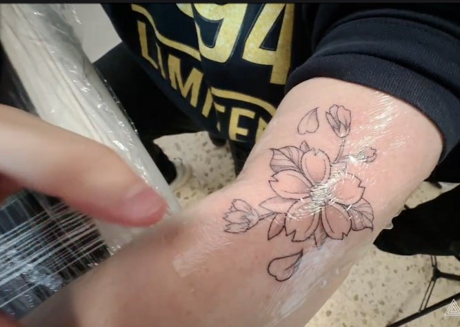 mfernandapaez's tweet photo. Gran stream de Relyk, quedo cool su tatuaje 🌸
https://t.co/SlvU60fFID 🇪🇦🇺🇾
#NicoRelyk #Relyk #tatoo #primertatoo #irl #streamirl #creadordecontenido #twichpartner #vlogger #gamer #youtuber #twitch #YouTube #VALORANT #Uruguay #España #twitchtv https://t.co/hcrfBv5kGF