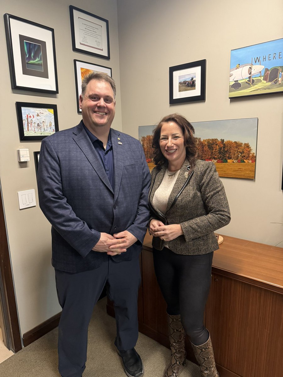 rasfarmsrob's tweet image. Always a pleasure to meet up with @ShannonStubbsMP when I’m in Ottawa with @GrainGrowers. Her passion and caring is undeniable! Zoom in on the picture behind us……those who know will know! #GrainsWeek #25YearsGGC #CdnAg #CdnPoli