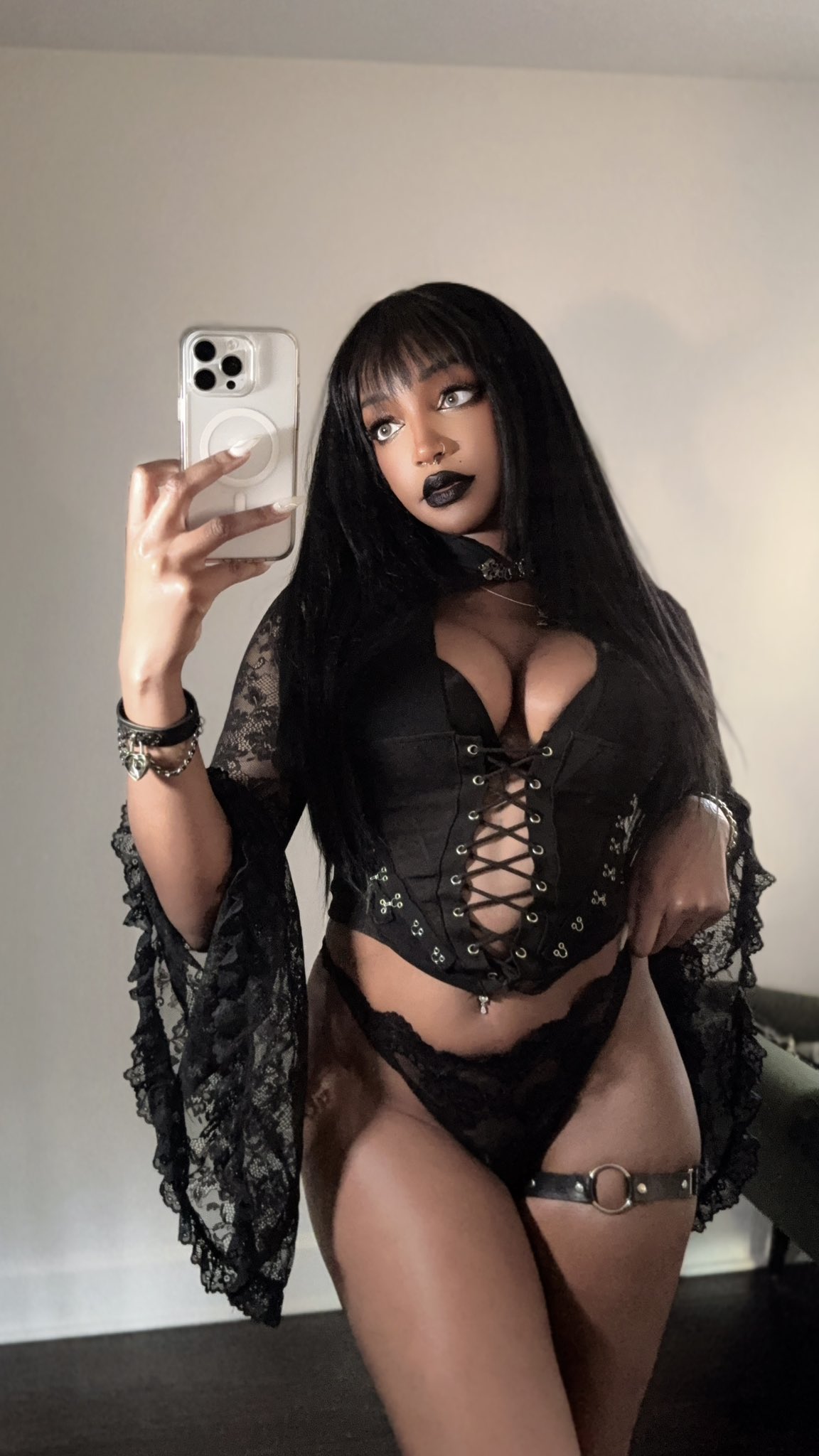 all black is best 🖤 https://t.co/DCdaBVkDxf
