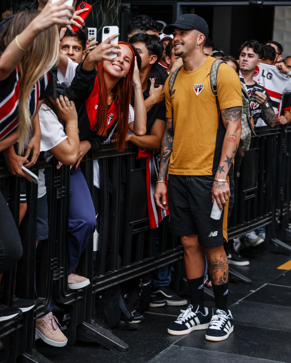 SaoPauloFC's tweet photo. Com grande presença da torcida tricolor, a delegação do São Paulo deixou o hotel rumo ao estádio Couto Pereira!

🔜 Às 19h30 o Tricolor encara o Coritiba pelo Brasileirão!

#VamosSãoPaulo 🇾🇪 https://t.co/Jda4TRRqbG