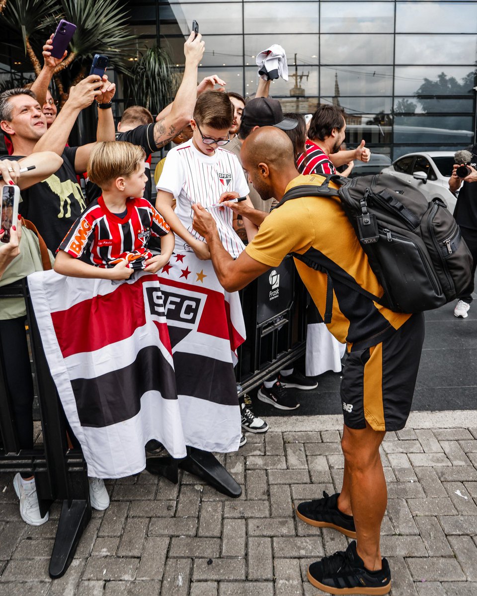 Com grande presença da torcida tricolor, a delegação do São Paulo deixou o hotel rumo ao estádio Couto Pereira!

🔜 Às 19h30 o Tricolor encara o Coritiba pelo Brasileirão!

#VamosSãoPaulo 🇾🇪