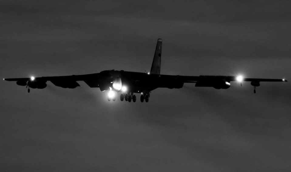 FalahIbtis87228's tweet photo. أنباء: 
يُرجح أن طائرة القاذفة الأمريكية العملاقة B-52، الملقبة بـ’جحيم السماء’، وصلت إلى قاعدة ديغو غارسيا، الأقرب لإيران 🇮🇷، وسط تصاعد التوترات الإقليمية.. ✨🇸🇾 https://t.co/tnwQttYtY0