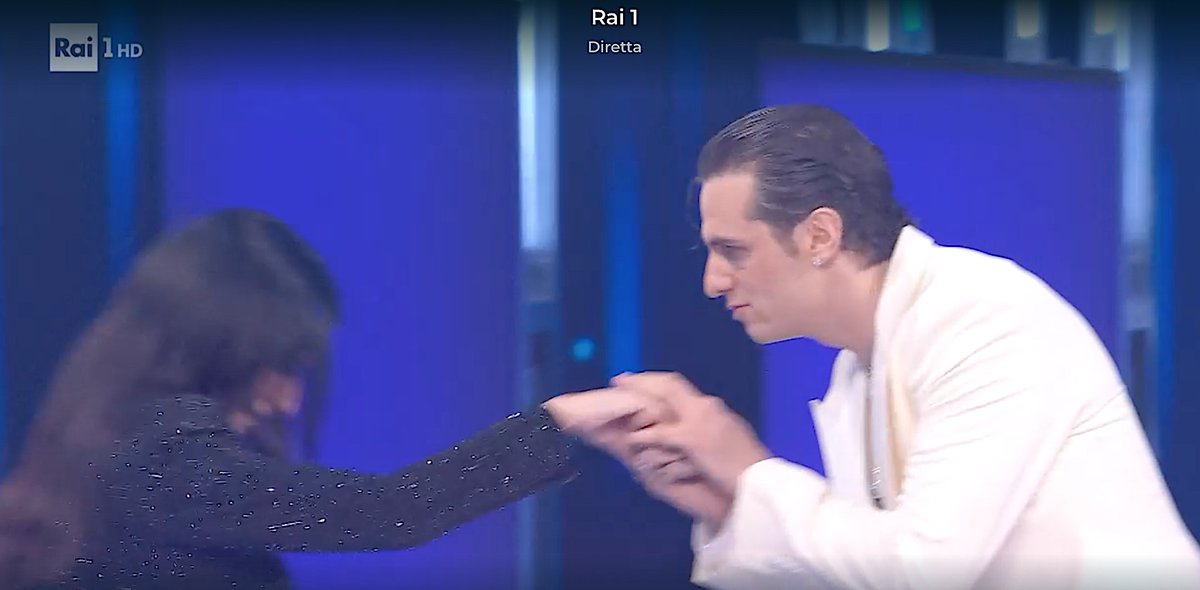 BigMaxOfficial's tweet photo. Achille Lauro è la prova vivente che l'apparenza inganna. Educatissimo, empatico, sensibile, elegante. Un sorriso per tutti. Un perfetto gentiluomo. Elegantissimo. #Sanremo2026📷 https://t.co/t5aPCQlTHN