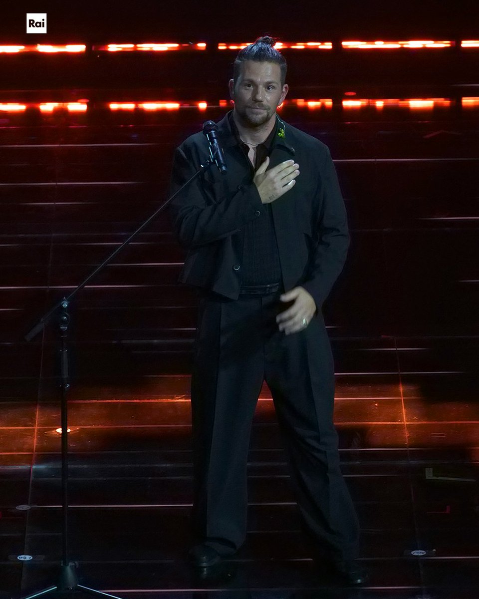 SanremoRai's tweet photo. 💐Serata 2 

🎤 Enrico Nigiotti
🎧 Ogni volta che non so volare

#Sanremo2026 https://t.co/wXNBOiZt33