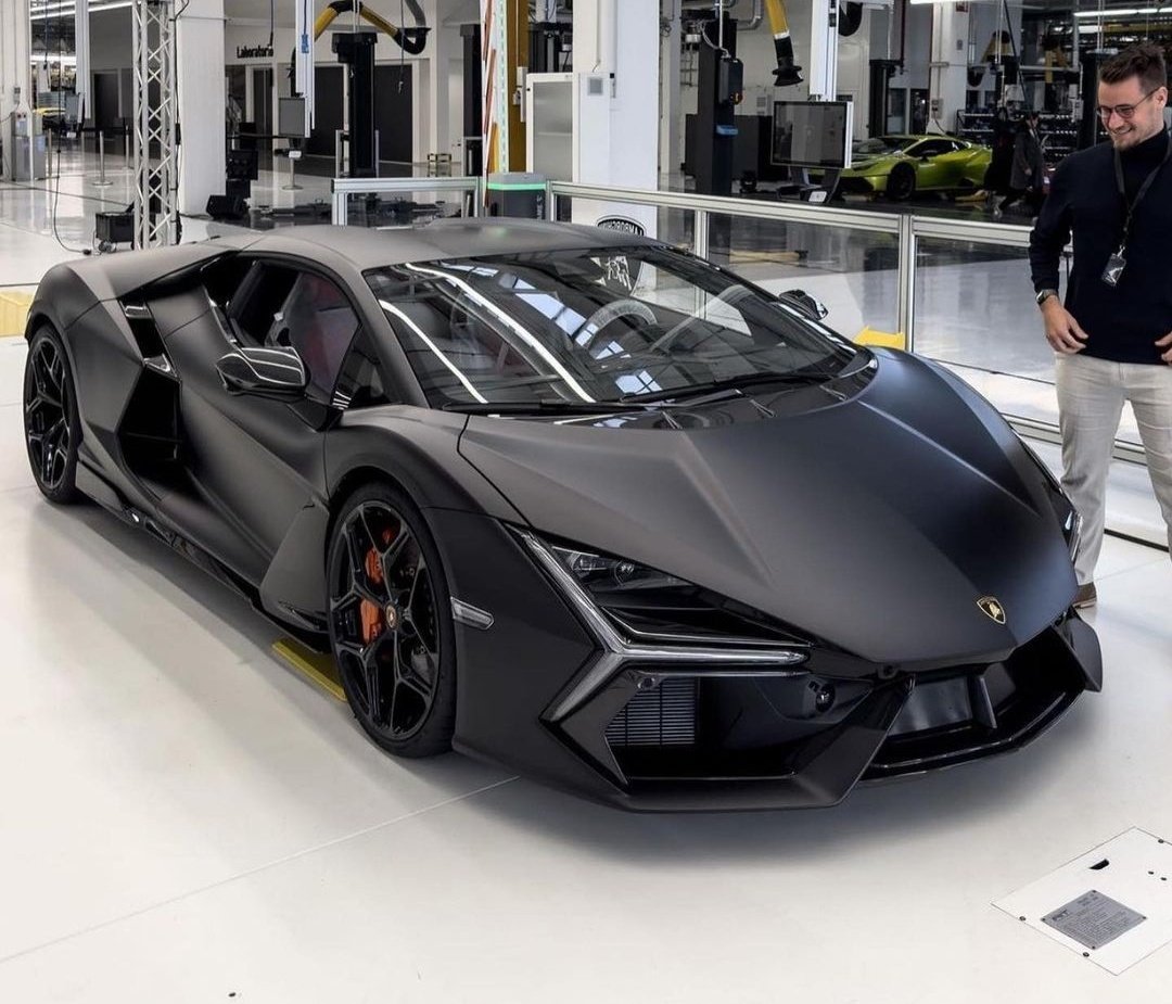 DailyLamboTM's tweet photo. Murdered out https://t.co/wSYS62X84V