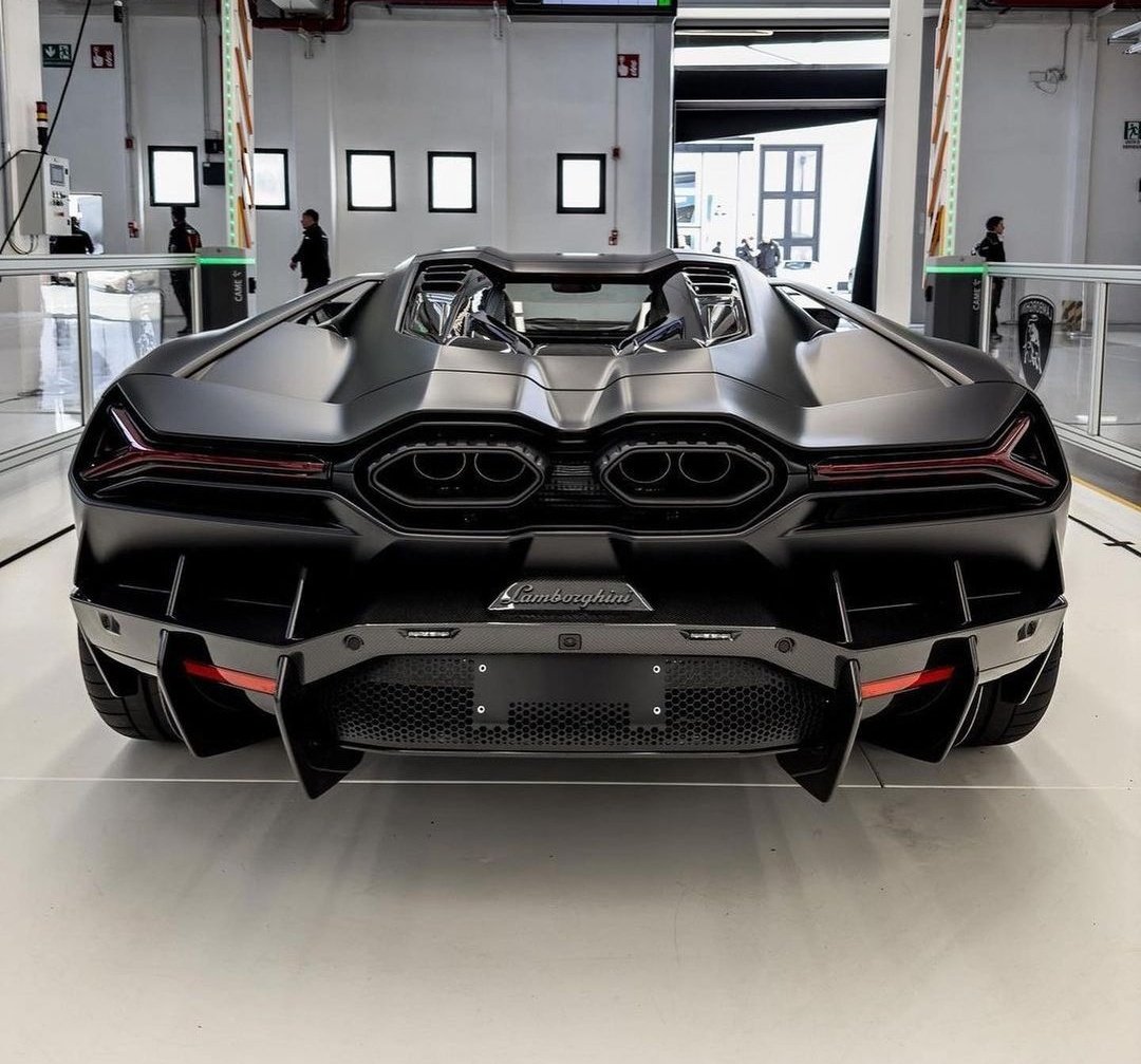 DailyLamboTM's tweet photo. Murdered out https://t.co/wSYS62X84V