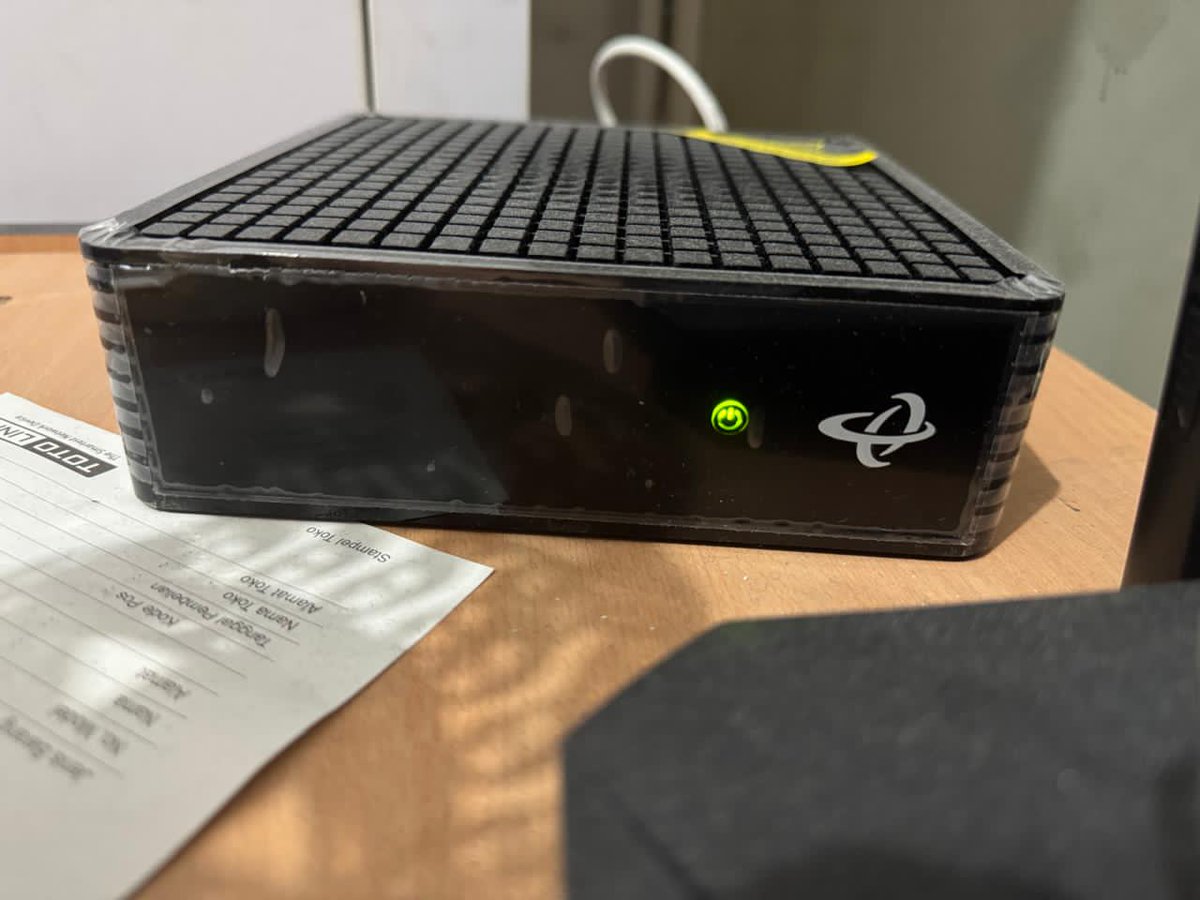 andrew_william's tweet photo. Halo @FirstlyMedia, internet selama sebulan gangguan terus. Kenapa servis firstmedia tahun 2026 jadi ga bagus? Sudah sering kali on off berkali2 sepanjang februari sampai keluarga sy komplen, krn sy sibuk jd belum info. Tlg segera skrg utk diperbaiki secepatnya. Thank you🙏 https://t.co/py4ccEIgsH