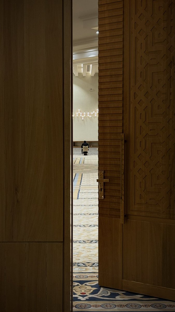 يأسرني منظر المُشاة للمسجد — لا سيّما الشيبان 
ياعساهم يركضون للجنة