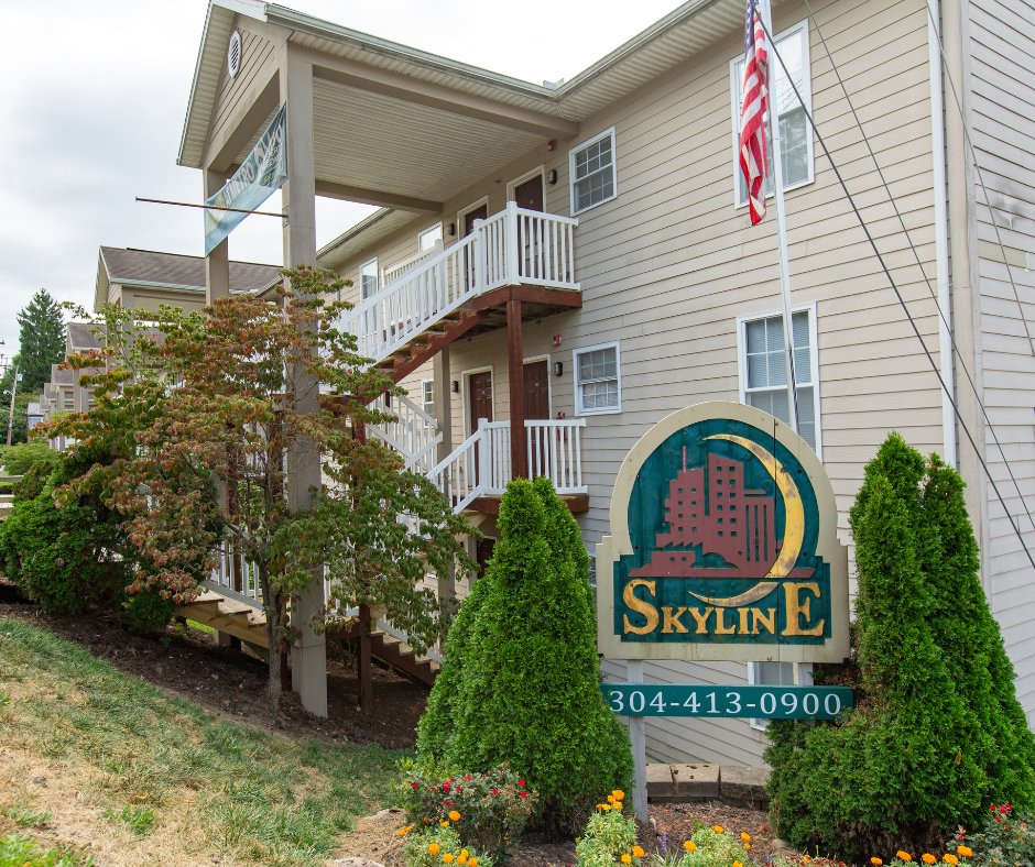 Skyline offers pet-friendly living within walking distance of WVU’s downtown campus. 

With 1- and 2-bedroom apartments, fireplaces, private decks, and free parking, Skyline makes everyday living simple and comfortable in a great location.
liveatmetro.com/skyline/