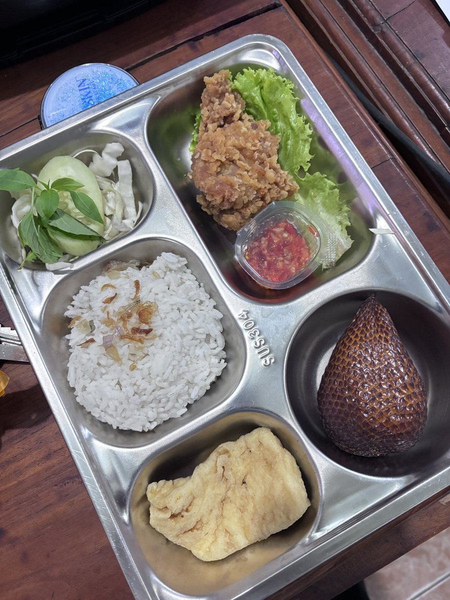 kebabpisang's tweet photo. @dosengizi di pamflet mereka bilang “puding labu kuning” yg datang nutrijelll. hari pertama puasa malah menunya ayam geprek + sambal. pdhl ini sasarannya anak balita, iya SAMBAL 😊 https://t.co/yPNFEP2mOq
