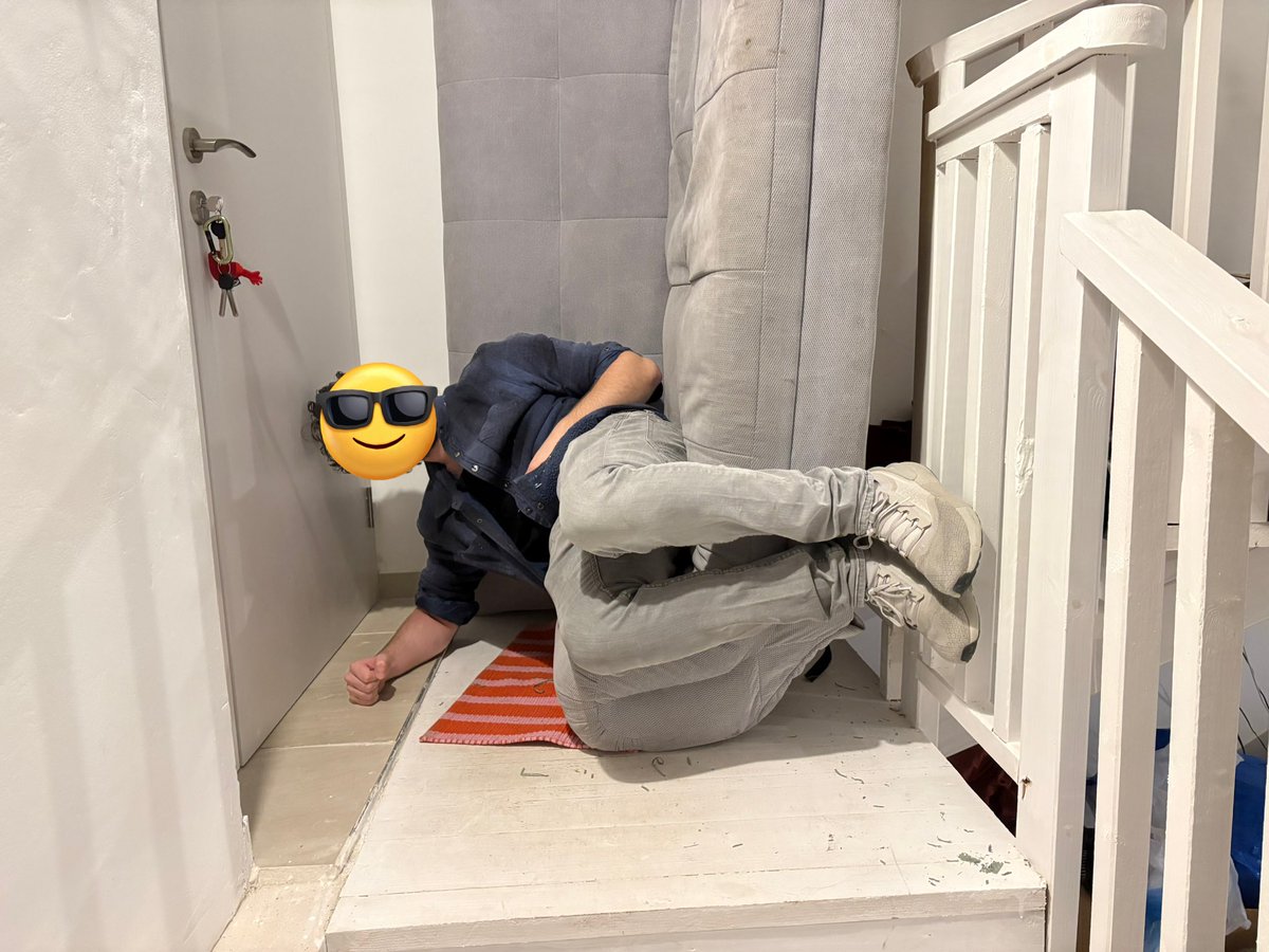 אני מנסה להיפטר מהספה הישנה שלי לפני שהספה החדשה מגיעה והיא ממש גרועה אז חבר אמר שהוא יקח אותה לזולה בגג שלו. הוא הגיע אליי בשבע והתחלנו להוציא אותה לאט לאט מהדלת וזה היה מסובך במיוחד כי יש מדרגות בין הסלון ליציאה והכל בזוויות משונות. בסוף הצלחנו ואז התחיל הכיף האמיתי >