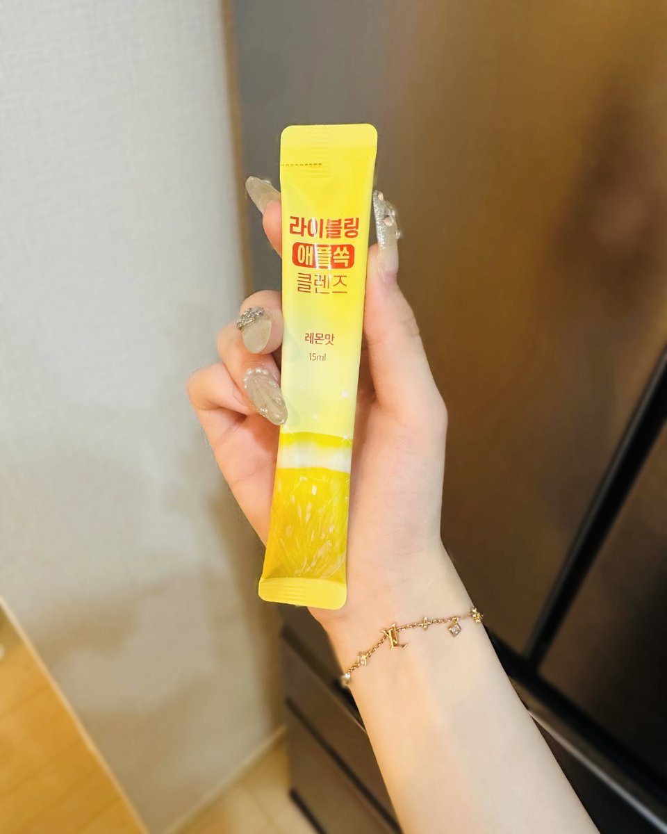 kaguya_neisan's tweet photo. ドンキの店員さんが言ってたけど、ダイエットにはこれ一択だって。（1番売れてる）3ヶ月で10キロ落ちよ。味も美味いフルーツジュース。毎朝飲むだけでスルスル痩せてく💩www https://t.co/vuPv8PWirE