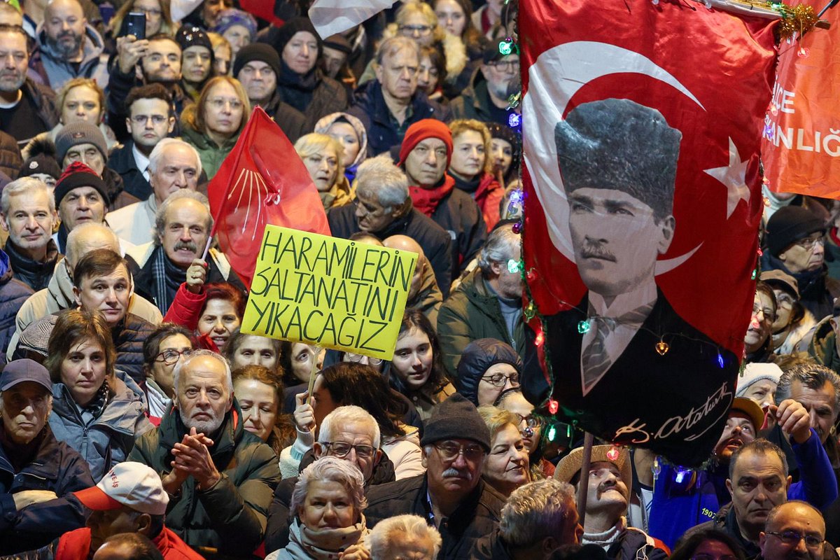 ismailkelbat's tweet photo. Bu akşam; gençlerin umutla, emeklinin onurla, işçinin alın teriyle yaşayabileceği bir ülke için Bakırköy’de meydandaydık. 

Bu düzen değişene kadar, sandıkta da sokakta da omuz omuza mücadele etmeye devam edeceğiz. https://t.co/D1N4TELcC8