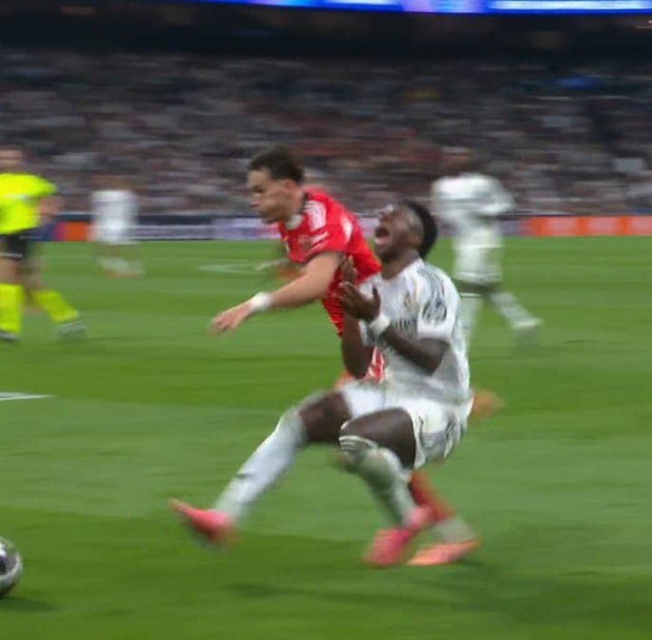 Honestly Mbappe is the problem.
Look at my boy Vini Jr this night
He's violating Benfica RB, Dedic.
Mbappe would've been calling for ball on a steady from the same left wing with Vini
Hala Madrid let's go.
#RMABEN