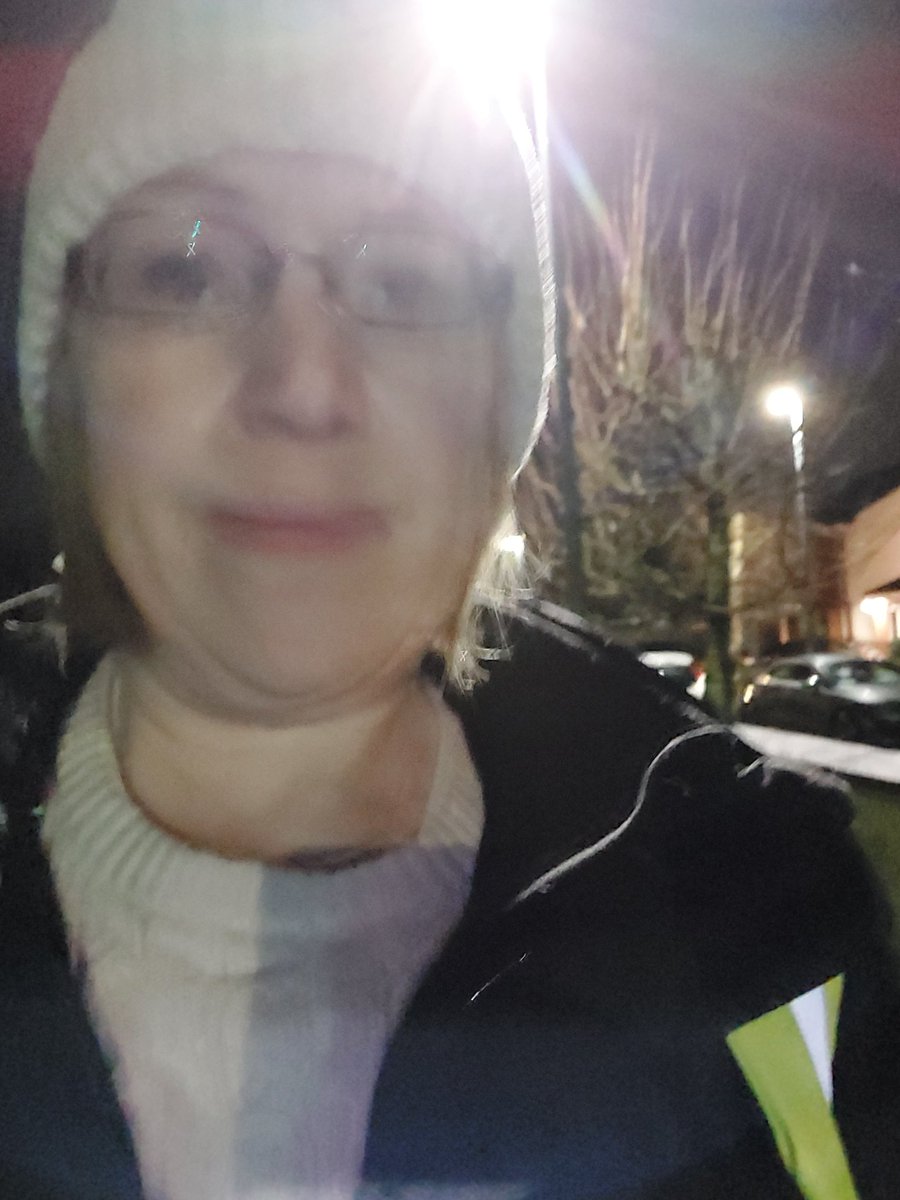 WildersLiz's tweet image. #Day55 of #100daysofwalking #Day1875
#round6crew  #MentalHealthAwareness 
Terrible pic for a rainy evening walk. Coat open, very mild. Umbrella up. ☔️