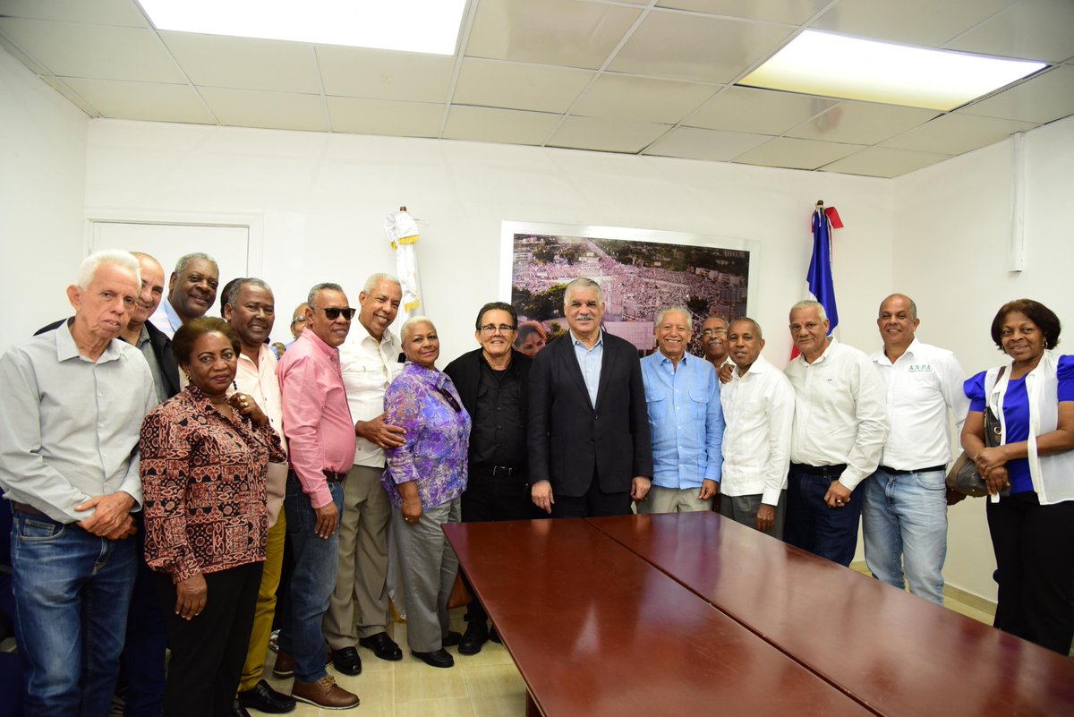 miprd's tweet photo. El presidente del Partido Revolucionario Dominicano, Miguel Vargas Maldonado, recibió en la Casa Nacional a la comisión de la Asociación Nacional de Profesionales Agropecuarios encabezada por Tito Hernández. https://t.co/QI9LUDqfI6