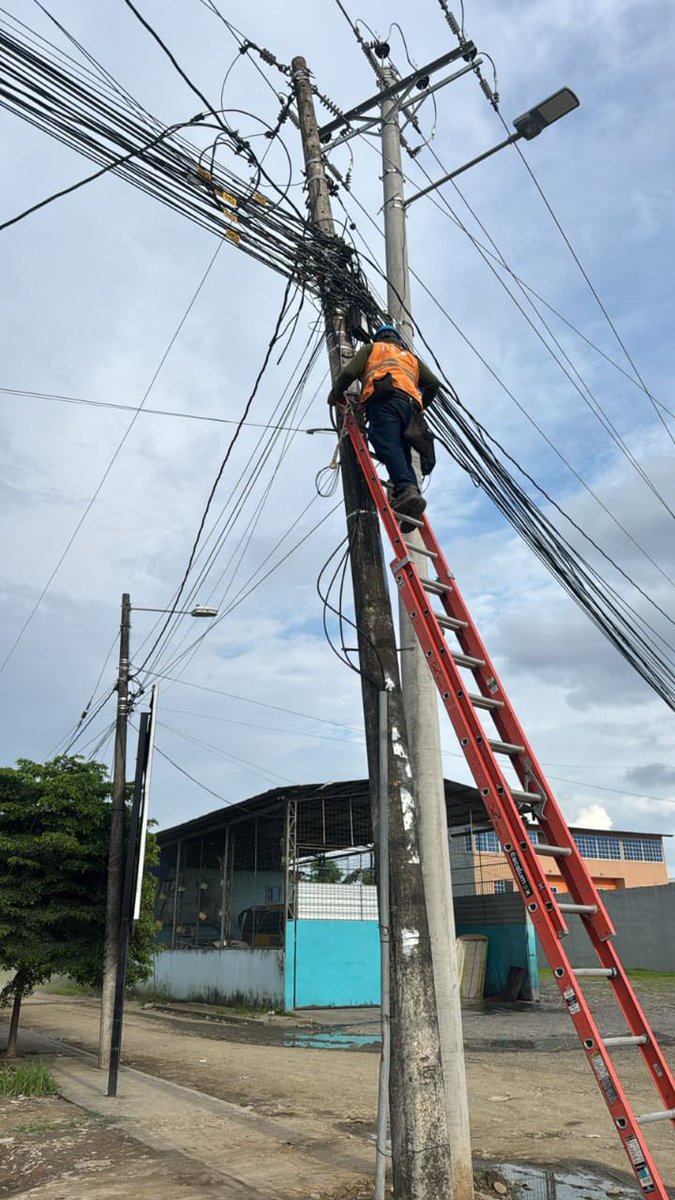 CNTinforma's tweet photo. Nuestro equipo técnico atendió de forma inmediata un daño en la red de fibra óptica en el sector Las Tolas, Babahoyo.
En pocas horas, más de 50 familias volvieron a conectarse con @CNT_EC. 🛜📞 https://t.co/O4Uhe50wZP