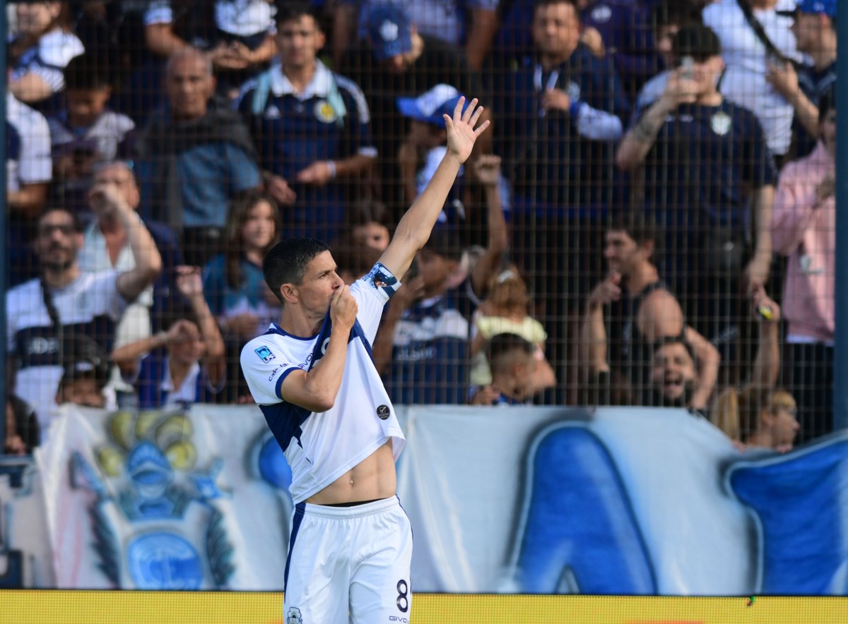 💙🤍 El beso al escudo más lindo del mundo.