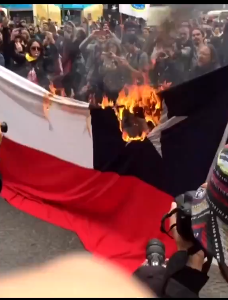 Iherreraa's tweet photo. Los zurdos denunciaron cuando quemaban la bandera, cuando cambiaron la estrella, cuando se la sacaron por el trasero?  Pero denuncian porque la banda presidencial de Kast tiene el escudo patrio https://t.co/RkHkGNSSkr