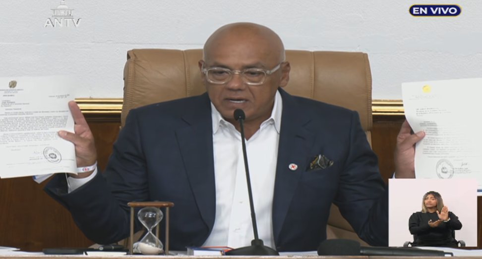 BravaPalabra's tweet image. 🚨 ACTUALIZACIÓN | No solo renuncia el Fiscal. Alfredo Ruiz también presentó su dimisión como Defensor del Pueblo ante la Asamblea Nacional.
Jorge Rodríguez mostró ambas cartas durante la sesión de este #25F, confirmando la salida de dos figuras clave del Poder Ciudadano.